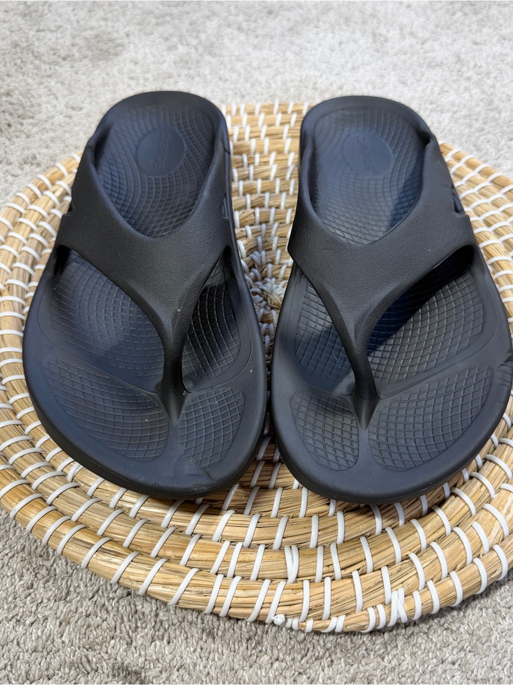 OOFOS Women’s OOriginal Recovery Lightweight Thong Flip Flop Sandals in Black 10 - Picture 2 of 13